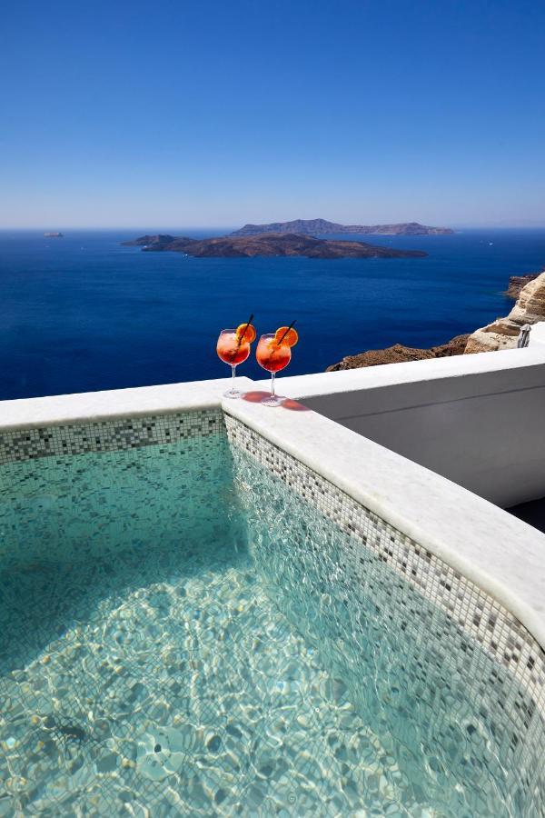 Petit Suite with outdoor heated private Jacuzzi & Caldera View