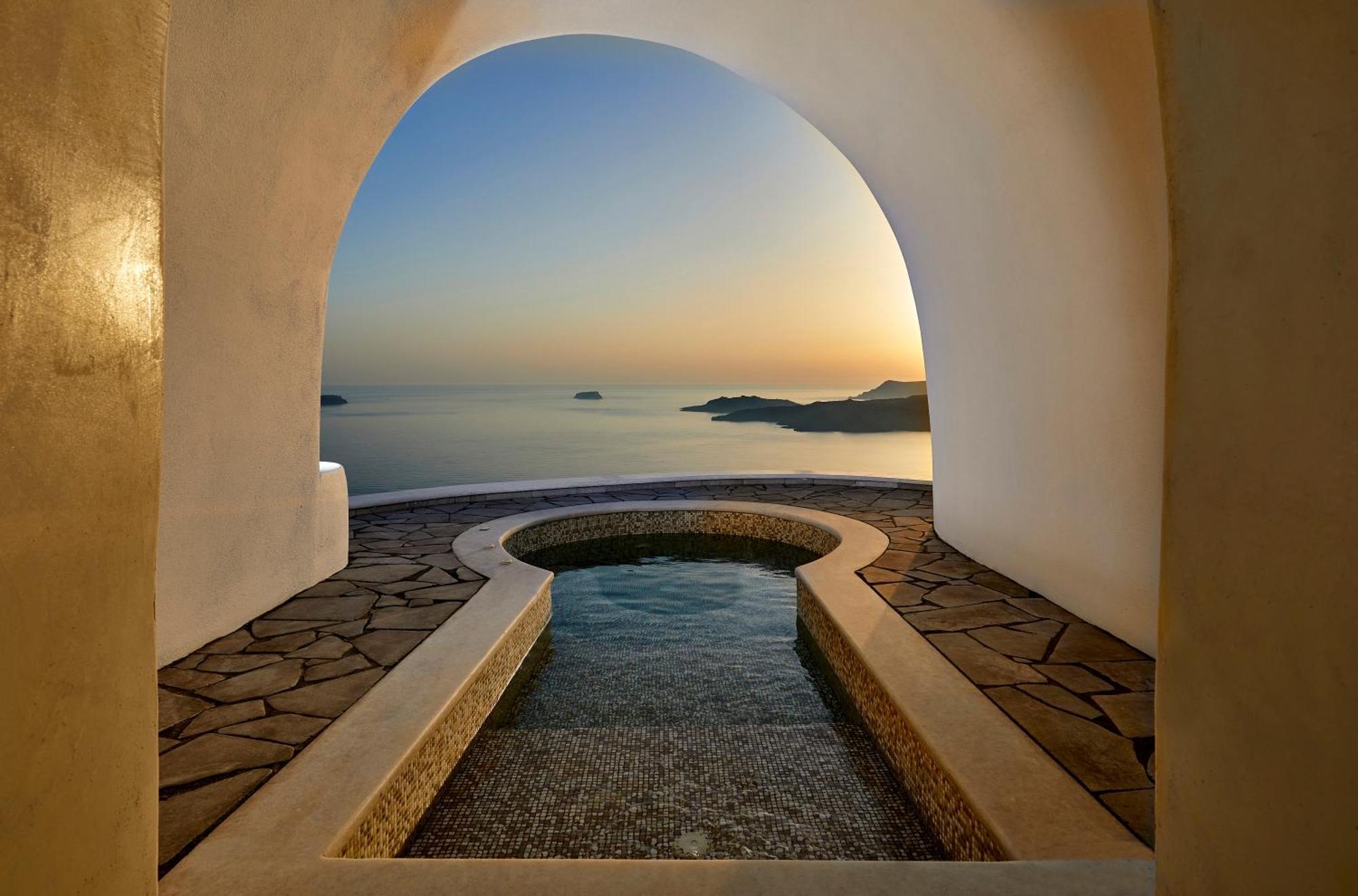 Deluxe Suite with outdoor cave heated jacuzzi and Caldera View